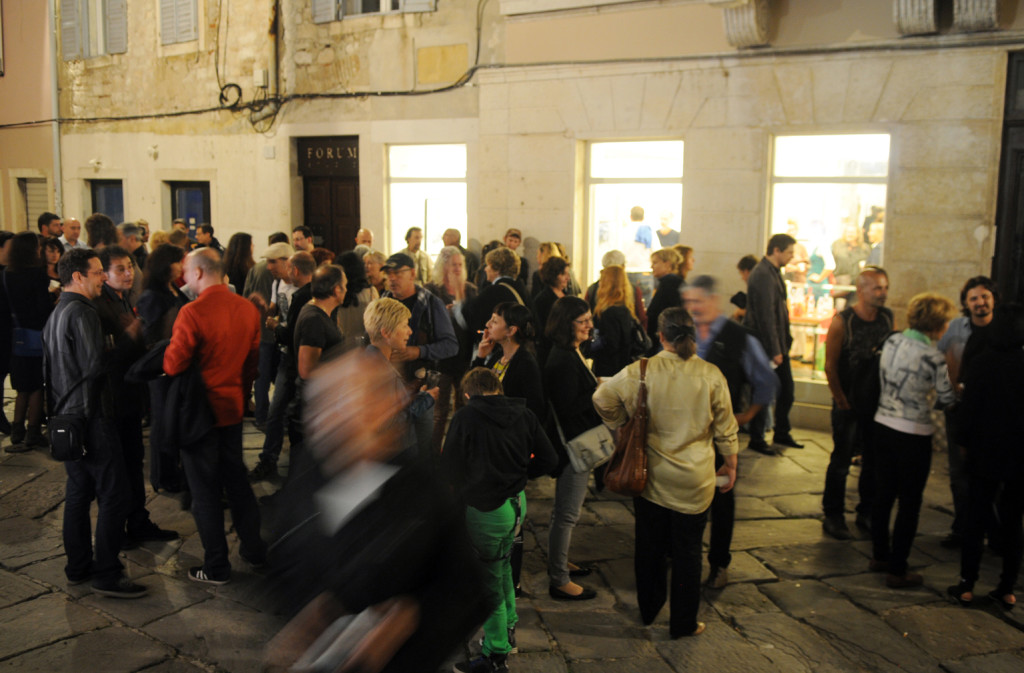 Il pubblico all'esterno della Galerija Makina per Ponterosso / Memorie, 11 ottobre 2014, Pola (Courtesy Glas Istre)