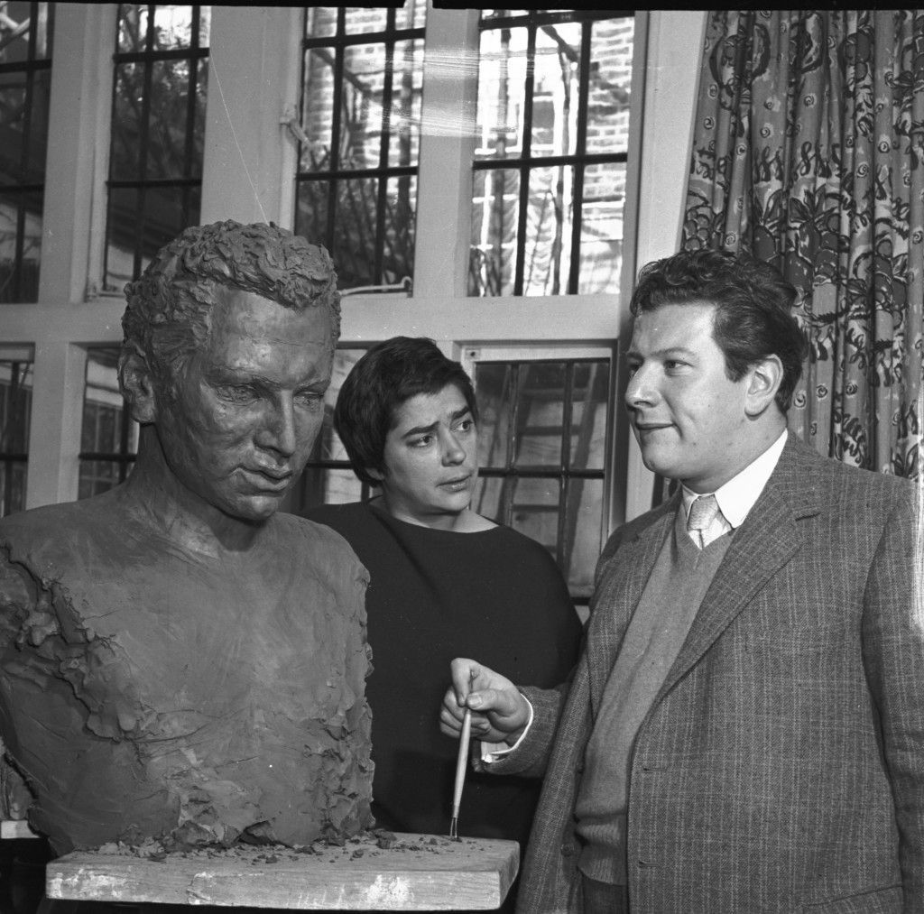 Fiore de Henriquez con l'attore inglese Peter Ustinov e il suo ritratto, 28 ottobre 1955 (foto di Felix Fonteyn)